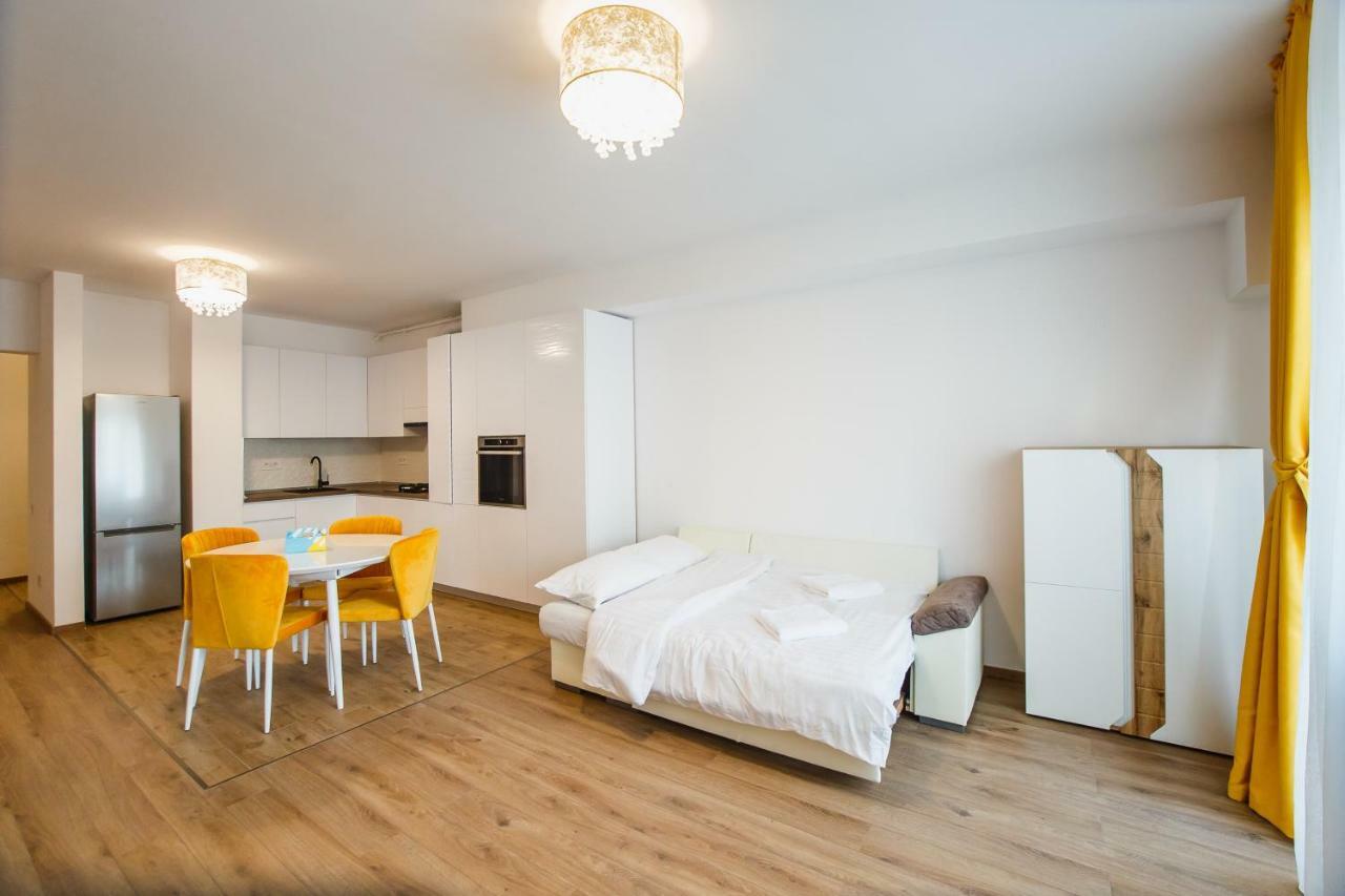Spacious & Bright 2 Bedroom Central Apartment Oradea Exterior photo