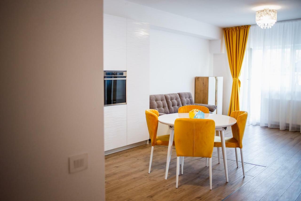 Spacious & Bright 2 Bedroom Central Apartment Oradea Exterior photo